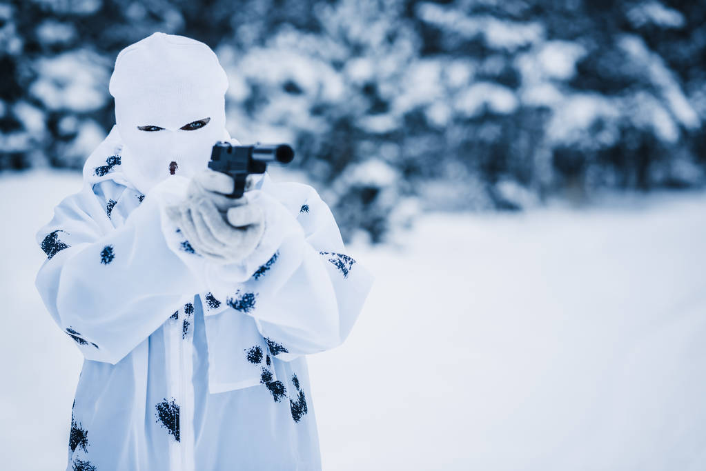 portrait de soldat en camouflage et masque blanc cagoule avec
  - Photo, image