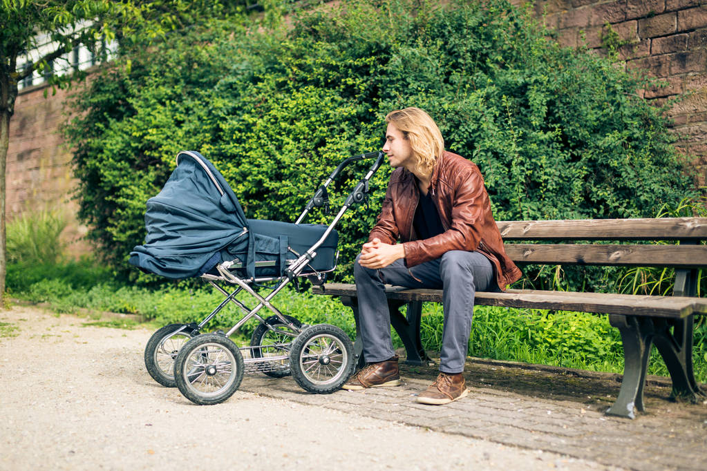 Pai jovem com carrinho de bebê no parque - Foto, Imagem