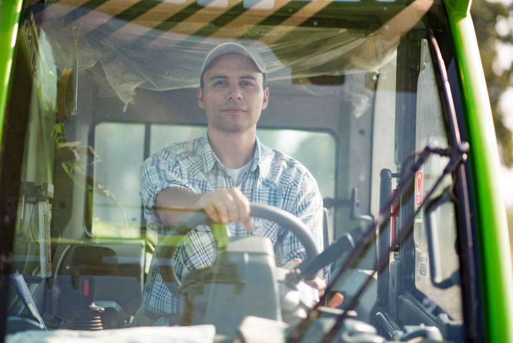 mezőgazdasági termelő járművezetéstől betakarító gép - Fotó, kép
