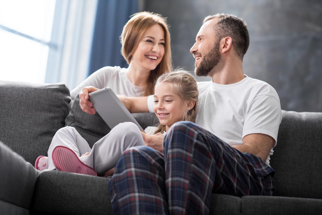 Famille utilisant une tablette numérique
 - Photo, image
