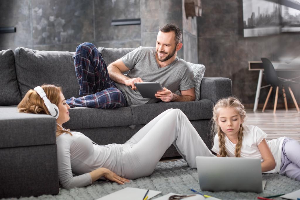 Семья с использованием цифровых устройств
   - Фото, изображение