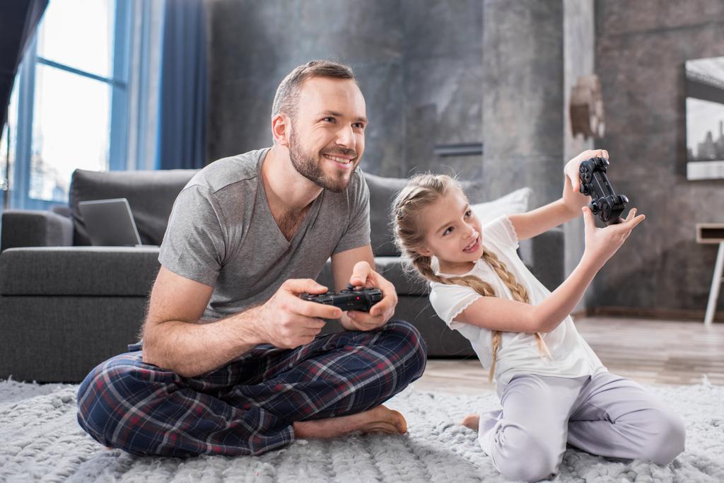 Apa és lánya játszik botkormány - Fotó, kép