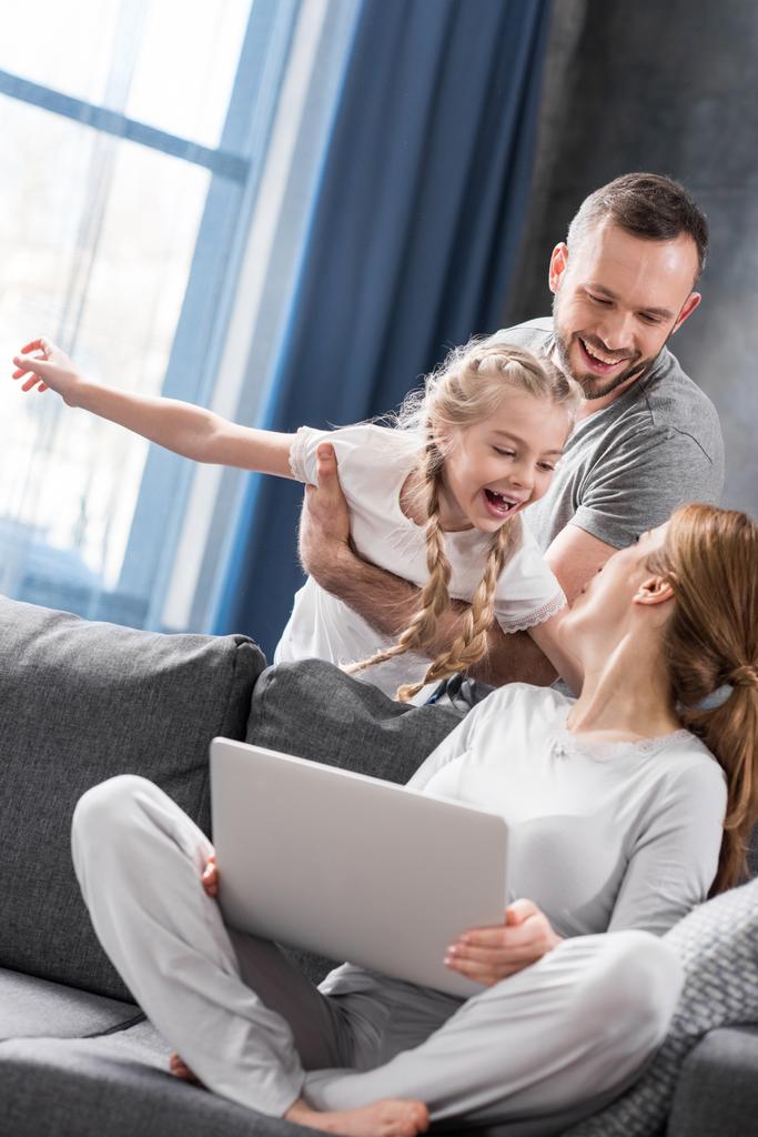 Perhe kannettavan tietokoneen avulla  - Valokuva, kuva