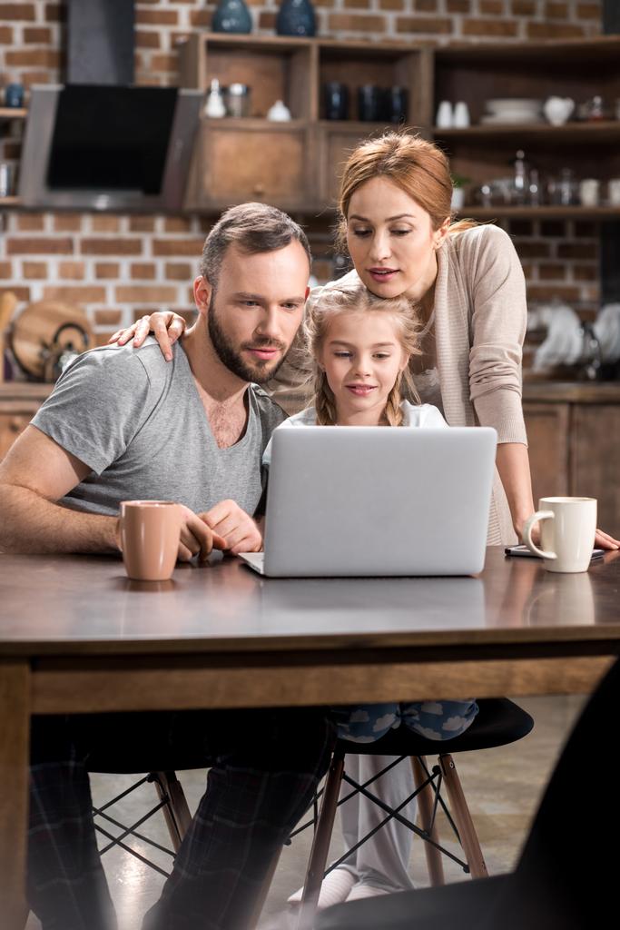 Famille utilisant un ordinateur portable - Photo, image