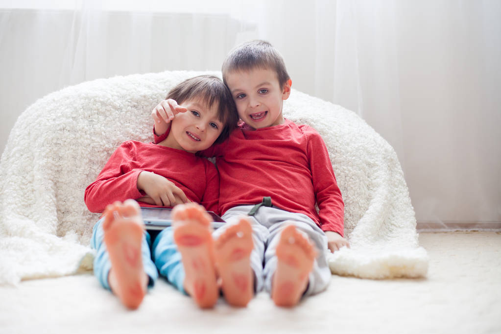 Crianças pequenas pés, coberto com impressões de beijos
 - Foto, Imagem