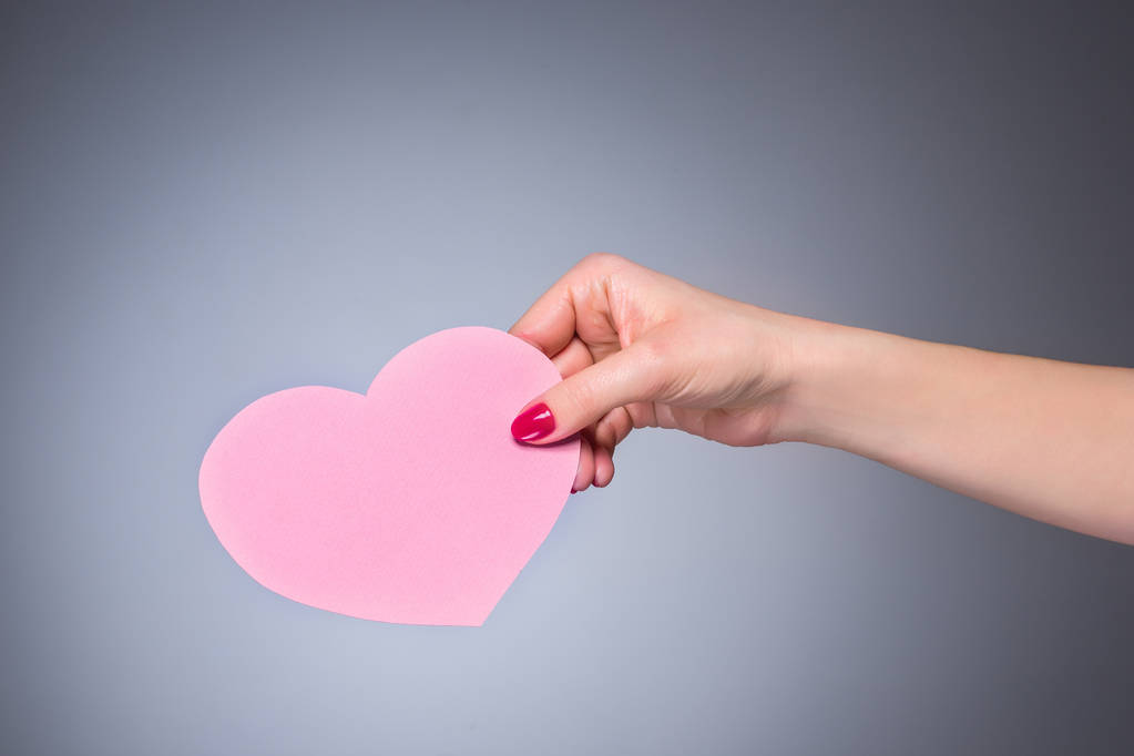 Herzform Liebessymbol in Frauenhand - Foto, Bild