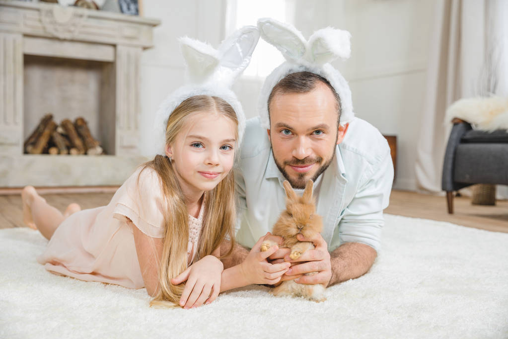 Baba ve kız tavşan ile oynamak  - Fotoğraf, Görsel