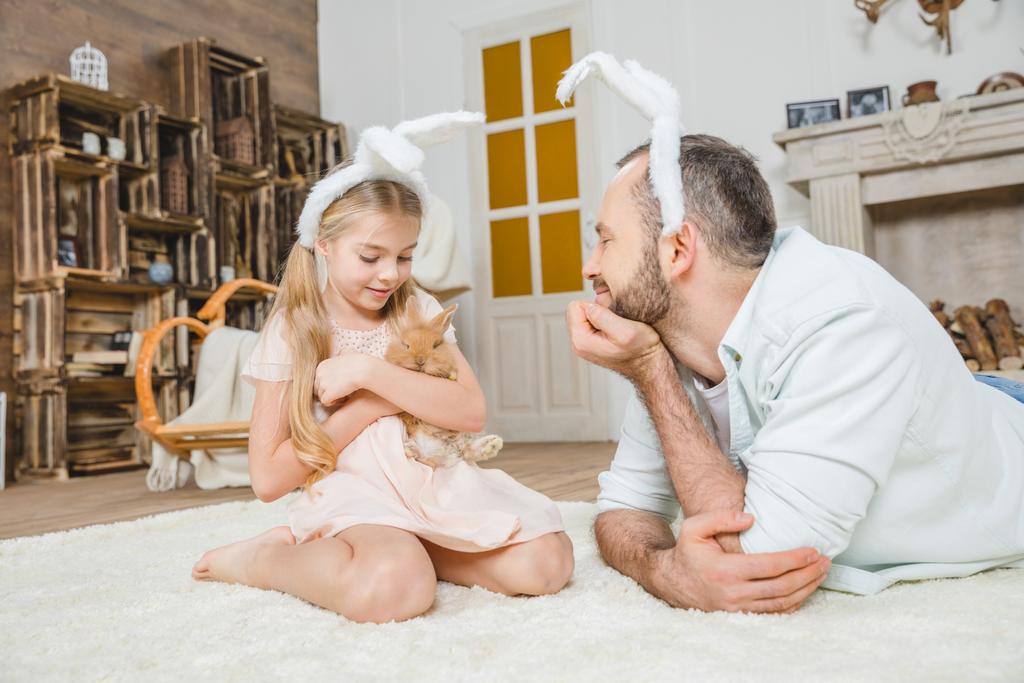 Baba ve kız tavşan ile oynamak  - Fotoğraf, Görsel