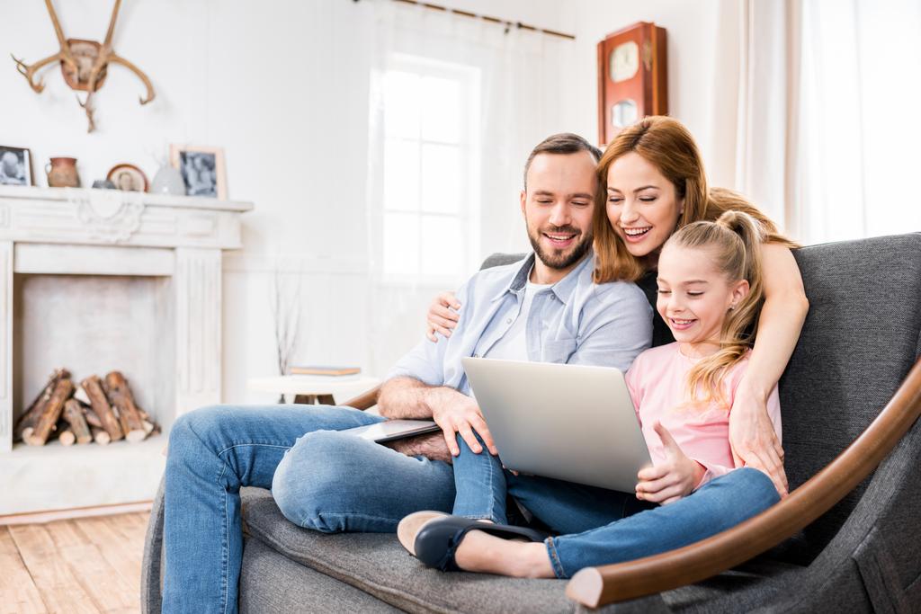 Familia usando laptop - Foto, imagen