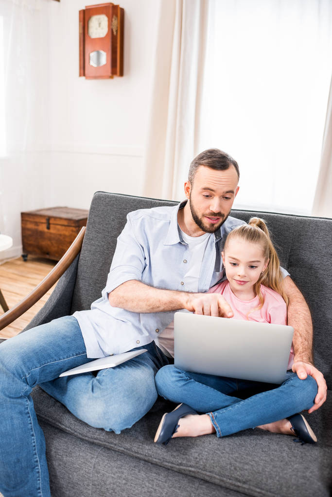 Vader en dochter met laptop - Foto, afbeelding