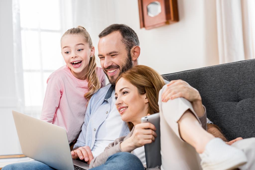 Famille utilisant un ordinateur portable - Photo, image