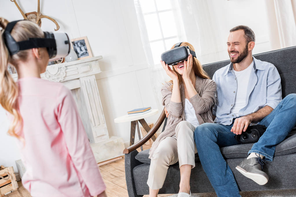 Familie in Virtual-Reality-Headsets - Foto, Bild