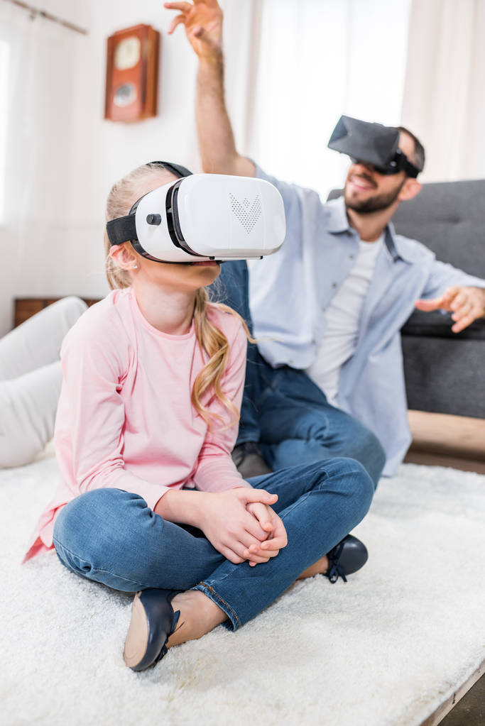 Vater und Tochter in Virtual-Reality-Headsets - Foto, Bild