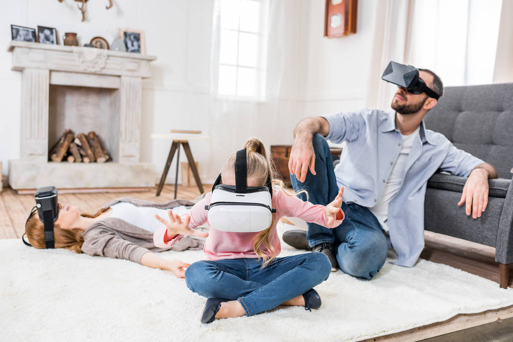 Familia en auriculares de realidad virtual
 - Foto, Imagen