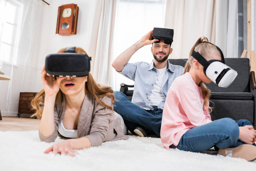сім'я в гарнітурах віртуальної реальності
 - Фото, зображення