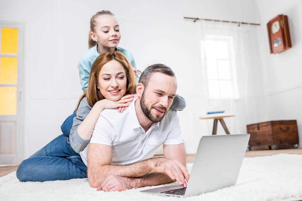 Rodzina korzystająca z laptopa - Zdjęcie, obraz