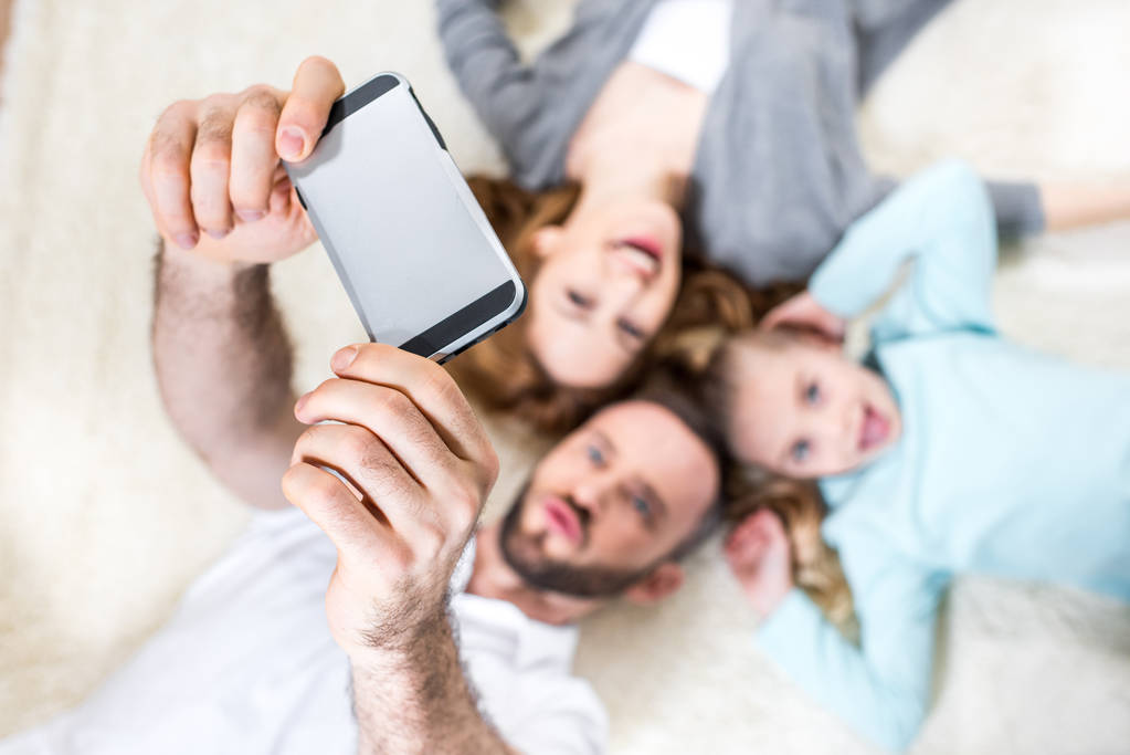 Fare selfie in famiglia
 - Foto, immagini