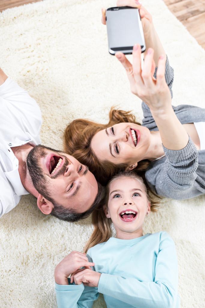 Perhe tekee selfie
 - Valokuva, kuva