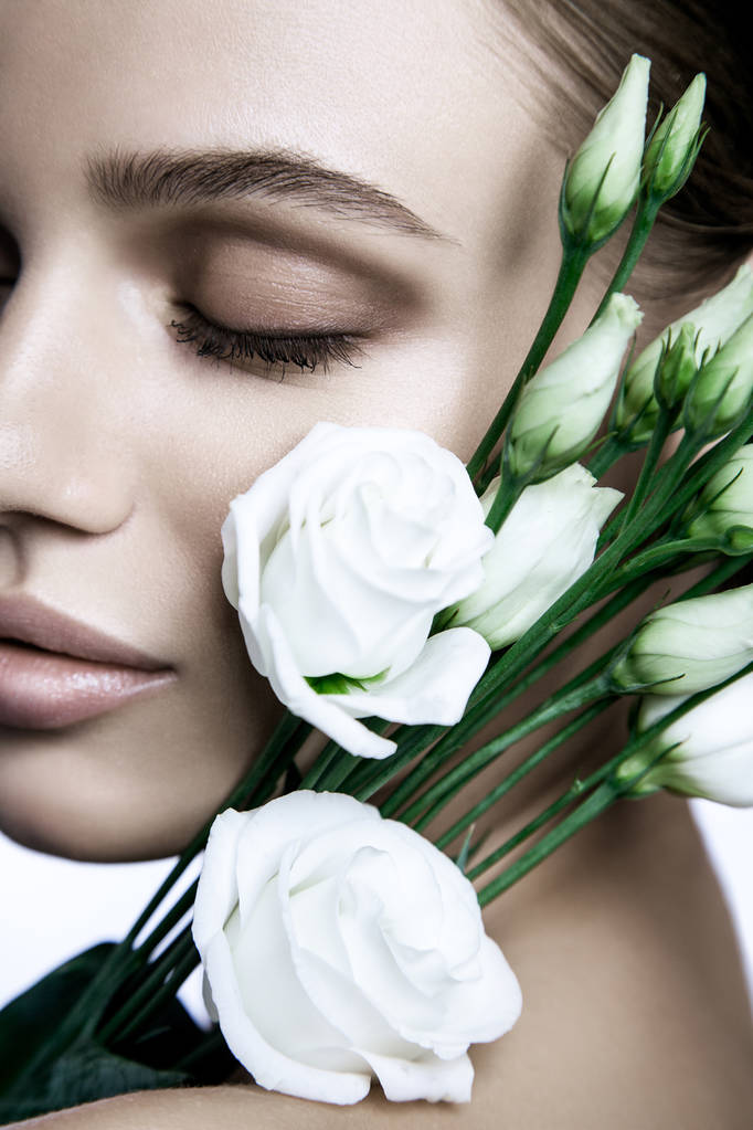 Calmo beleza moda modelo mulher rosto. Retrato com flor de rosa branca
.  - Foto, Imagem