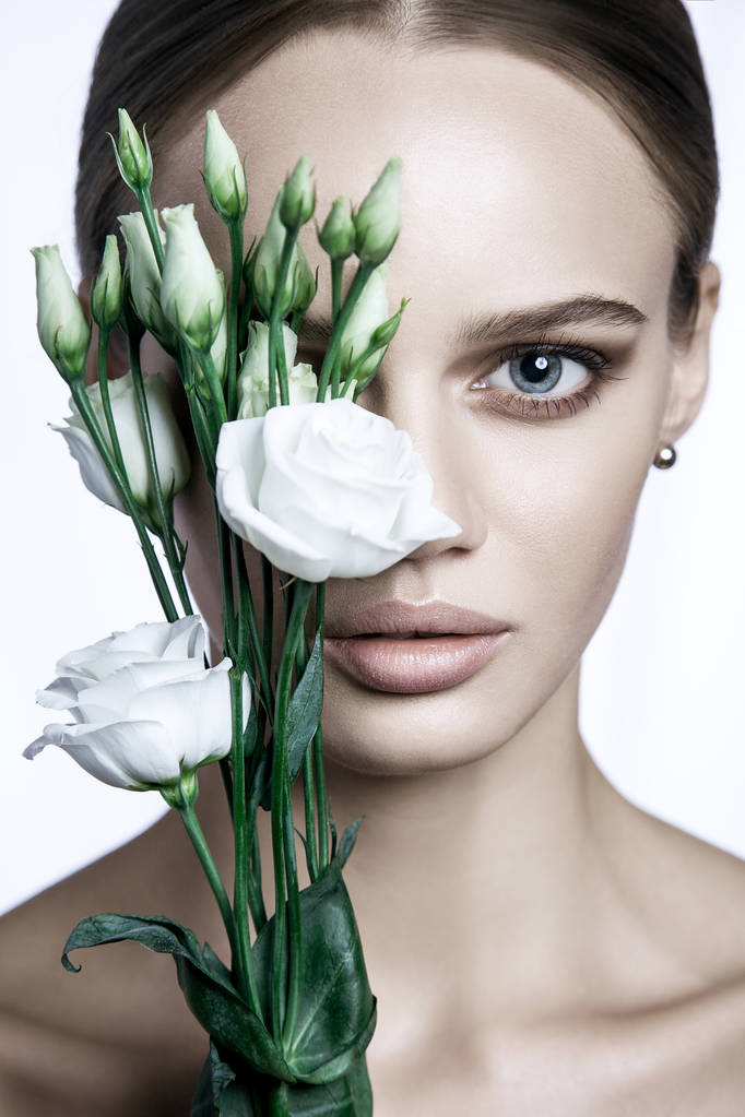 Klidná krása móda modelu žena tvář. Portrét s bílým květem růže.  - Fotografie, Obrázek
