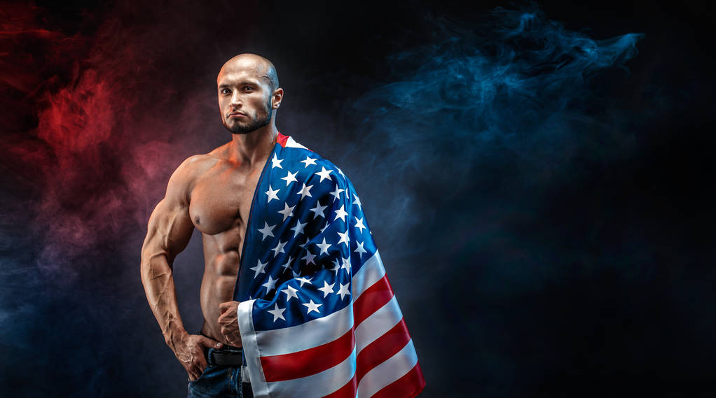 Hombre guapo calvo en topless con bandera americana en el hombro
 - Foto, imagen