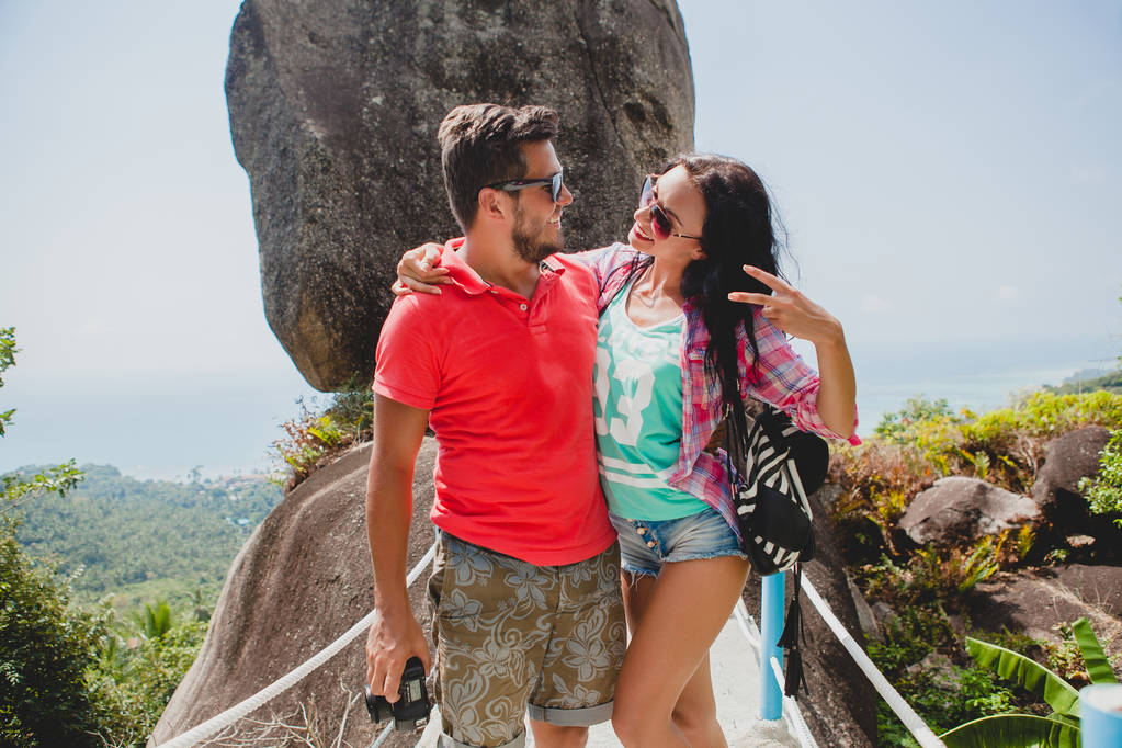 jeune couple hipster heureux en amour voyageant autour du monde, vue
 - Photo, image