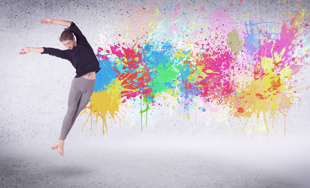 Dançarina de rua moderna pulando com respingos de tinta coloridos - Foto, Imagem