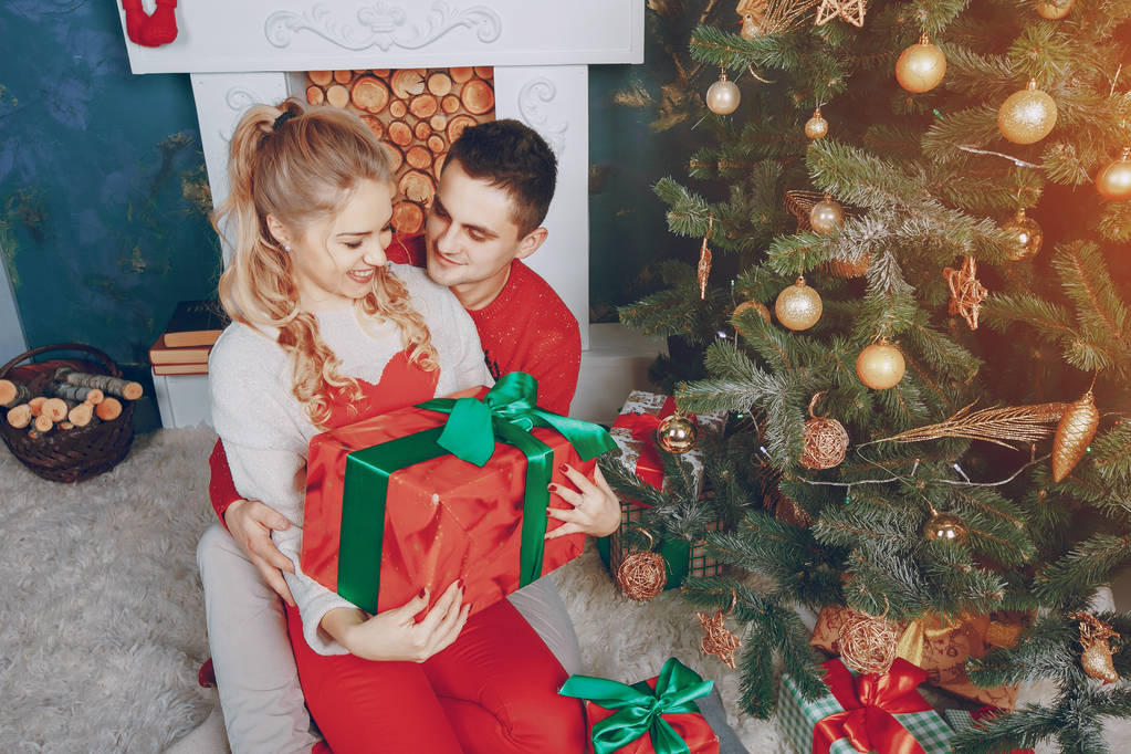 casal amoroso decoração árvore de Natal
 - Foto, Imagem