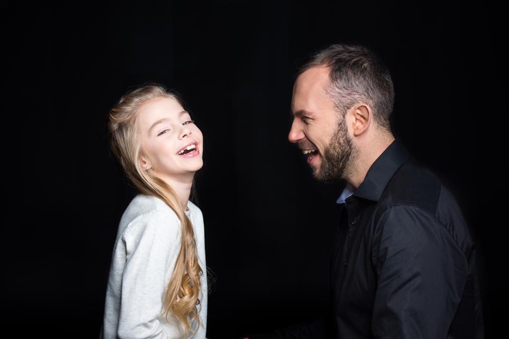 uśmiechnięty ojciec i córka  - Zdjęcie, obraz