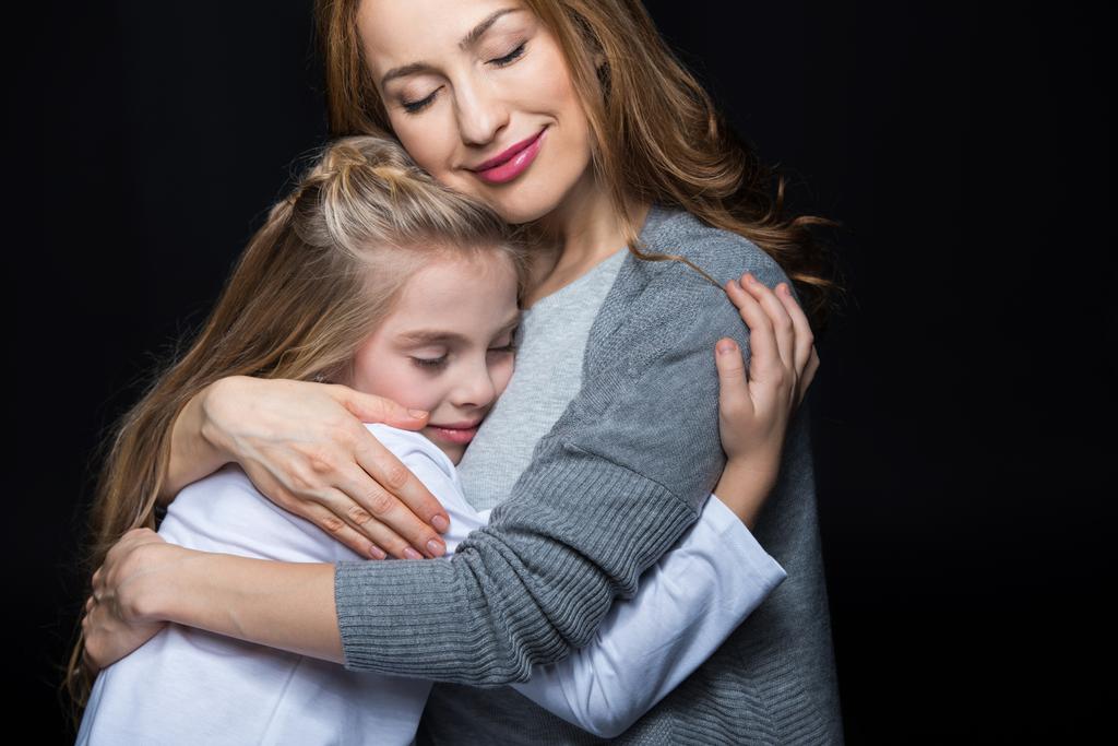 Madre e hija abrazando
 - Foto, imagen