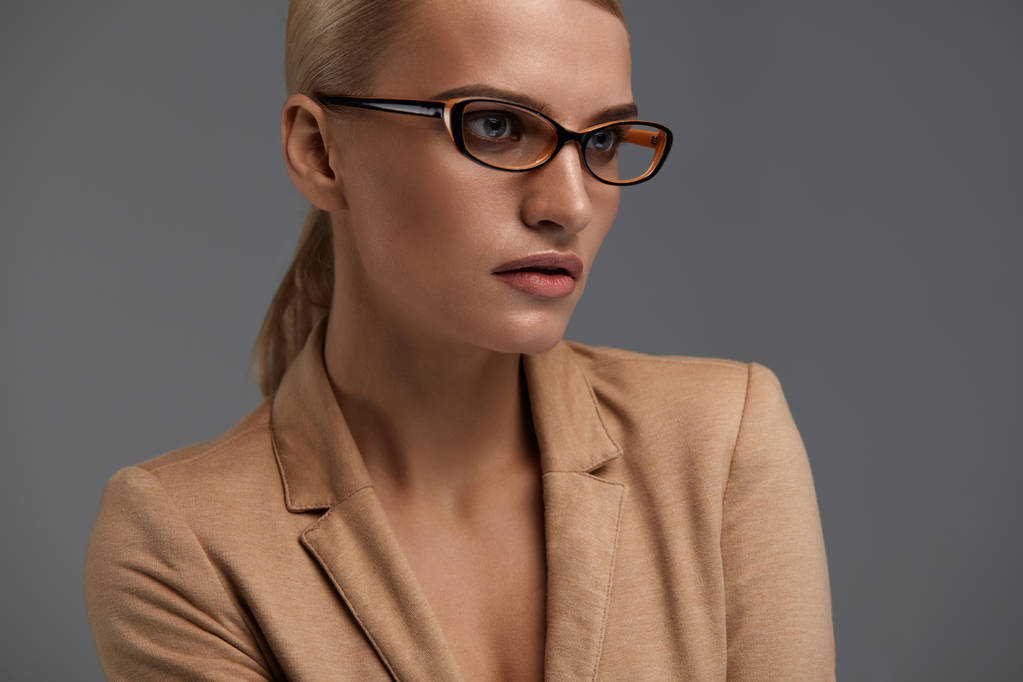 Γυναικεία γυαλιά ύφους. Όμορφη γυναίκα στο οπτικό πλαίσιο οξικού μόδας - Φωτογραφία, εικόνα