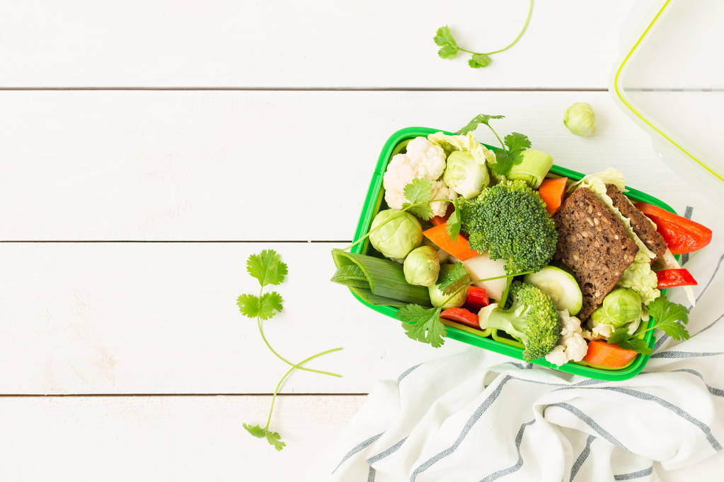 Boîte à lunch scolaire ou pique-nique avec sandwich et légumes
 - Photo, image