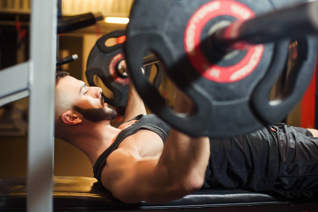 Bench Press göğsüne egzersiz spor salonunda genç adam - Fotoğraf, Görsel