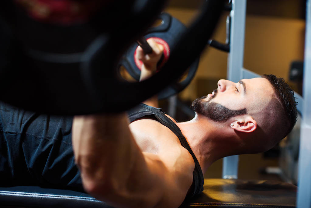 Bench Press göğsüne egzersiz spor salonunda genç adam - Fotoğraf, Görsel