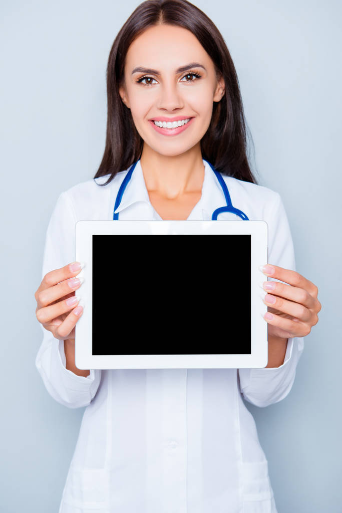 デジタル タブレットを保持している陽気な女性医師の肖像画 - 写真・画像