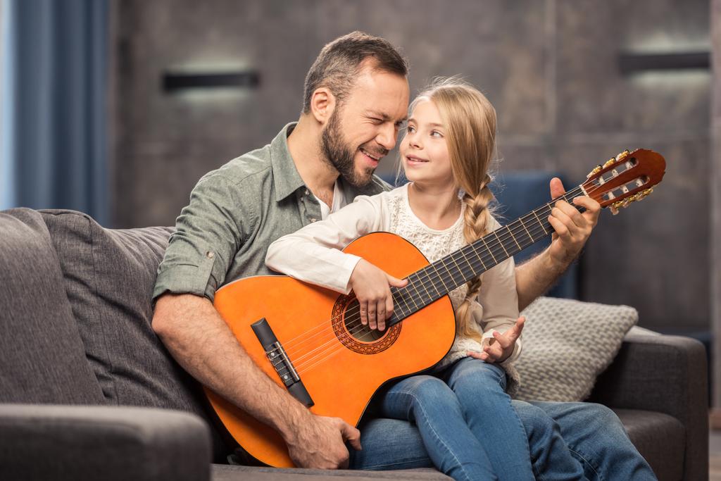 padre e figlia a suonare la chitarra
 - Foto, immagini