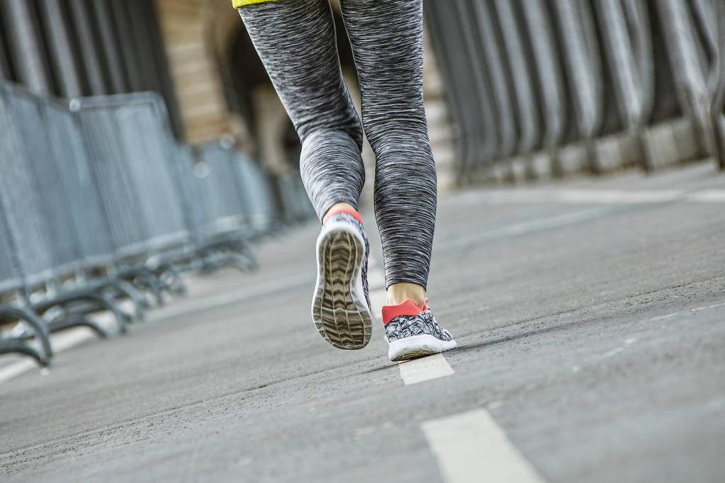 ポン ・ デ ・ ビラケイム橋のジョギング健康な女性をクローズ アップ - 写真・画像