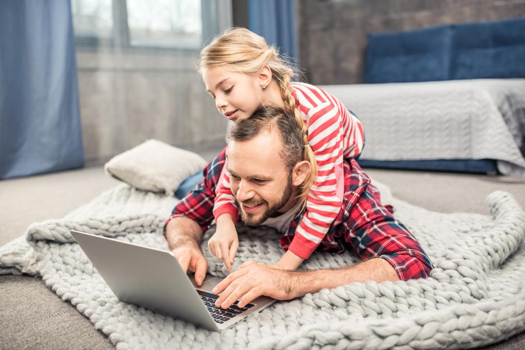 Padre e figlia utilizzando il computer portatile - Foto, immagini