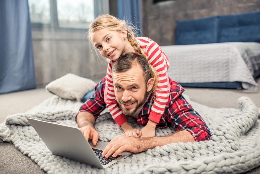 Father and daughter using laptop - Photo, Image
