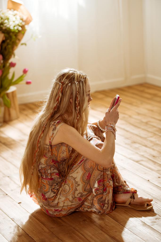 Mulher em estilo boho usando smartphone
 - Foto, Imagem