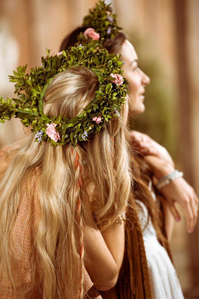 Mujeres bohemia en coronas florales
 - Foto, Imagen