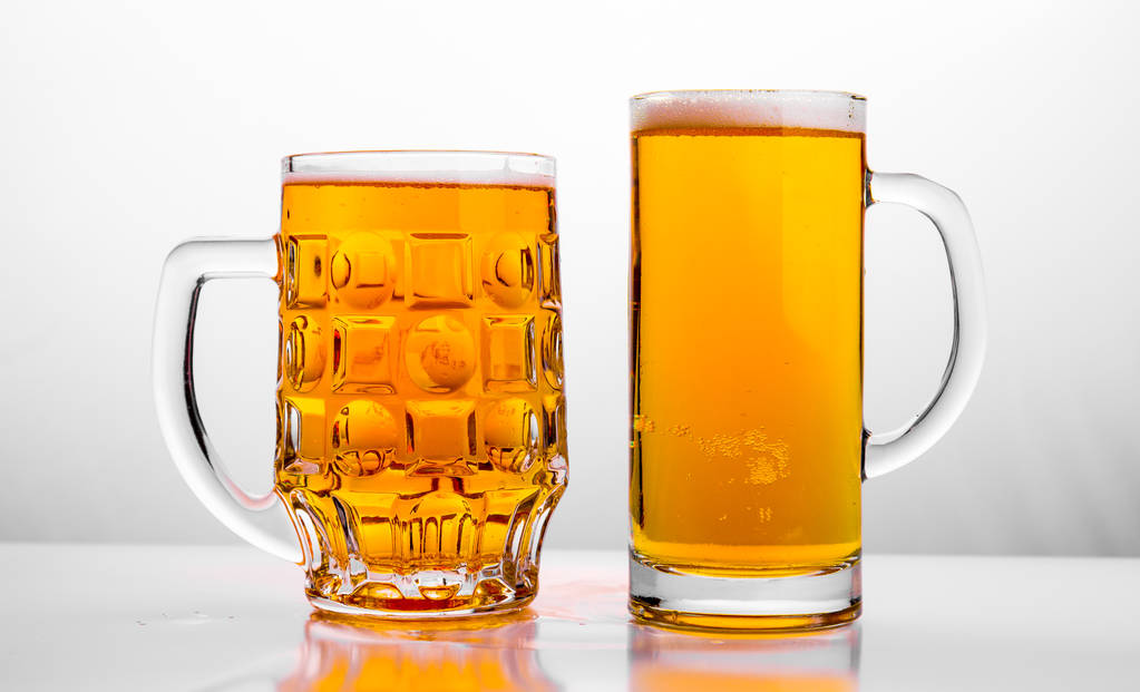 Dwa kubki świeżego piwa z pianki WPR - Zdjęcie, obraz