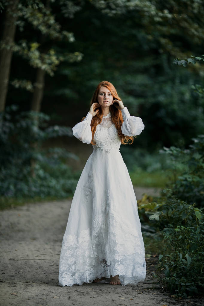 Młoda seksowna Ruda Kobieta w białej sukni ślubnej vintage - Zdjęcie, obraz