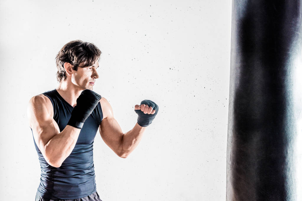 Muscolare kickbox combattente
  - Foto, immagini