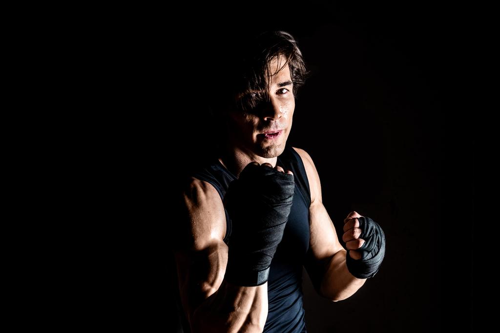 Combatiente musculoso kickbox
 - Foto, imagen