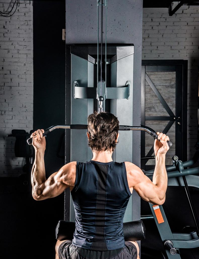 Man exercising in gym - Photo, Image