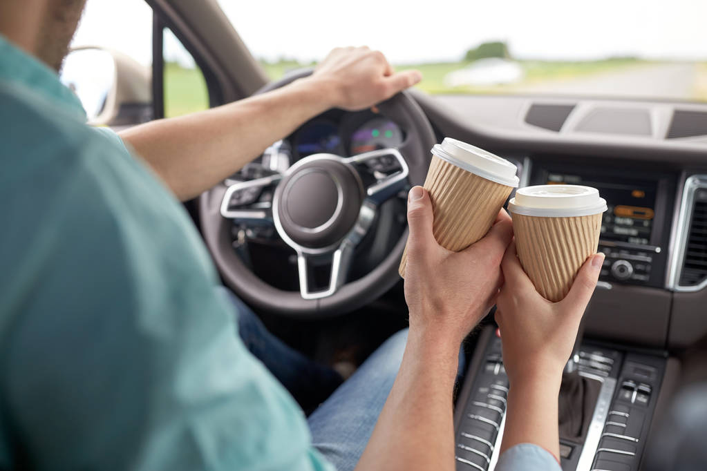 kahve bardakları ile araba sürüş çiftin yakın çekim - Fotoğraf, Görsel