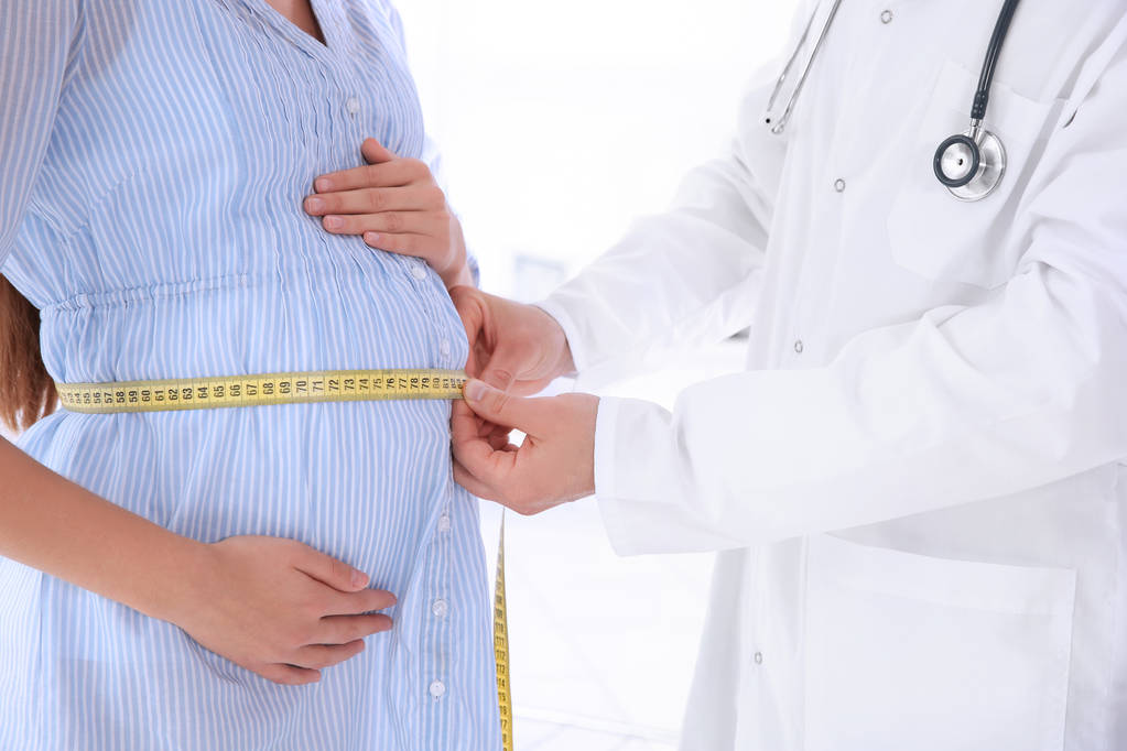 Mulher grávida com seu médico
 - Foto, Imagem