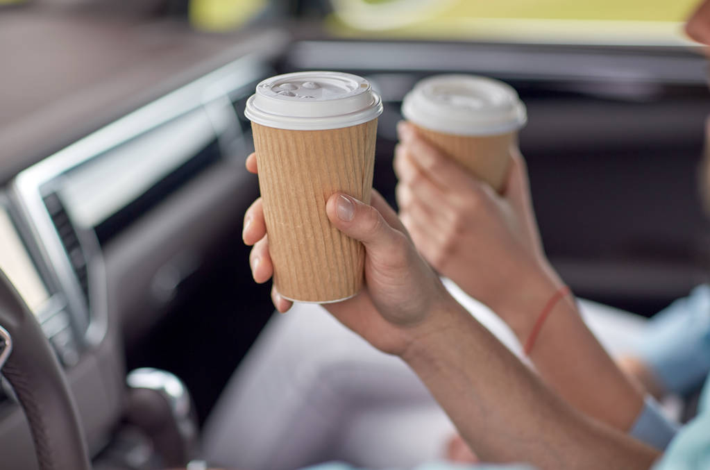 vezetés-ban autót kávéscsészét pár közelről - Fotó, kép