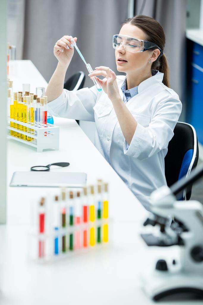 Cientista feminina em laboratório
 - Foto, Imagem
